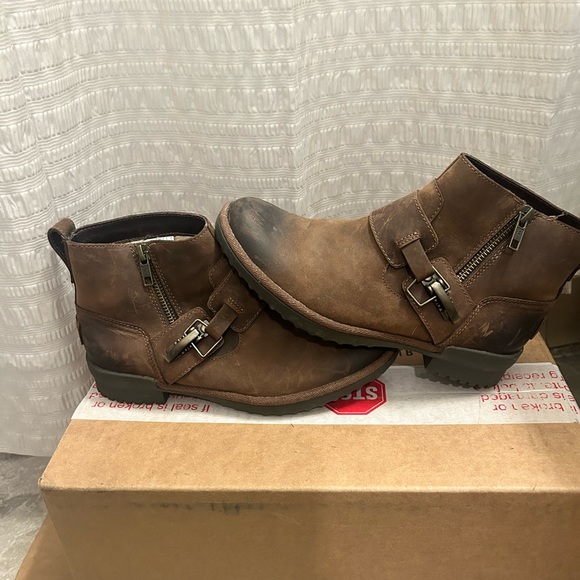 UGG Cheyne Coconut Shell Boots - Women's - Picture 1 of 7